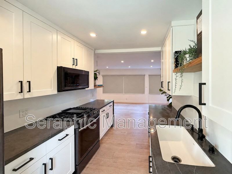 425 15th St #D - Photo 2 of 8