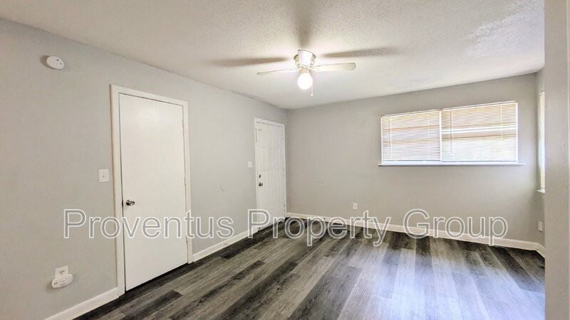 4527 Versailles Dr - Photo 7 of 30