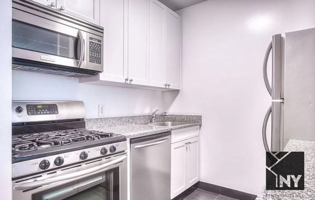 45 William St #1712 - Photo 2 of 4