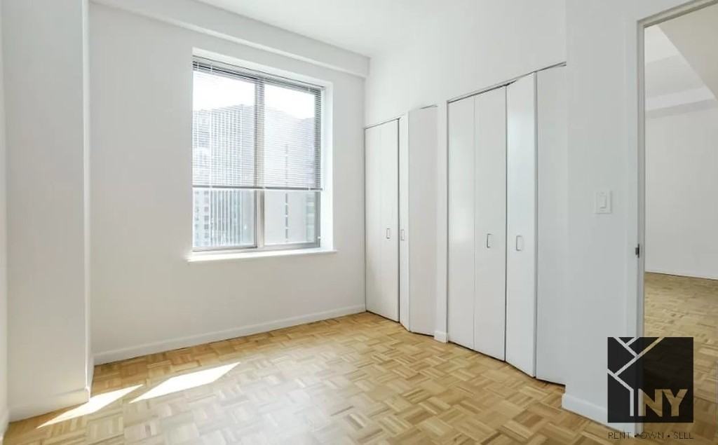 45 William St #1712 - Photo 3 of 4