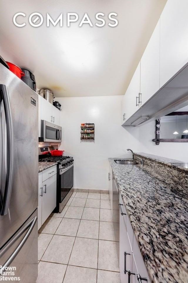 2250 Broadway #5E - Photo 3 of 10