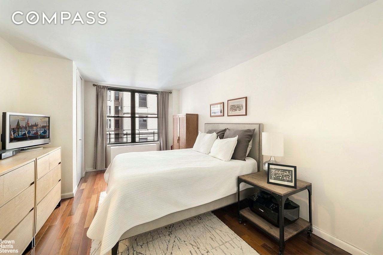 2250 Broadway #5E - Photo 4 of 10