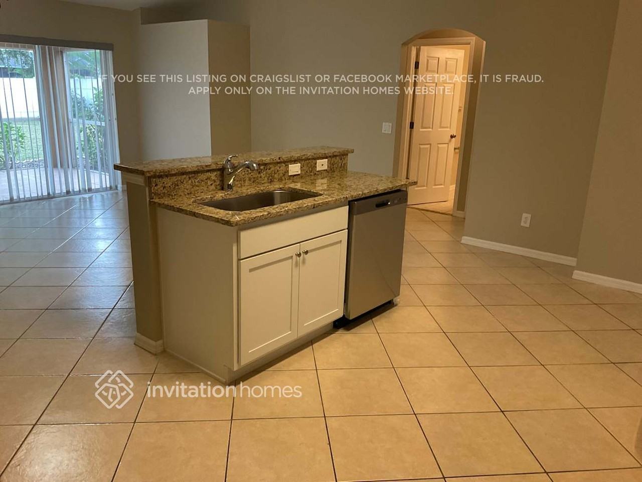 1118 Se 14th St - Photo 3 of 10