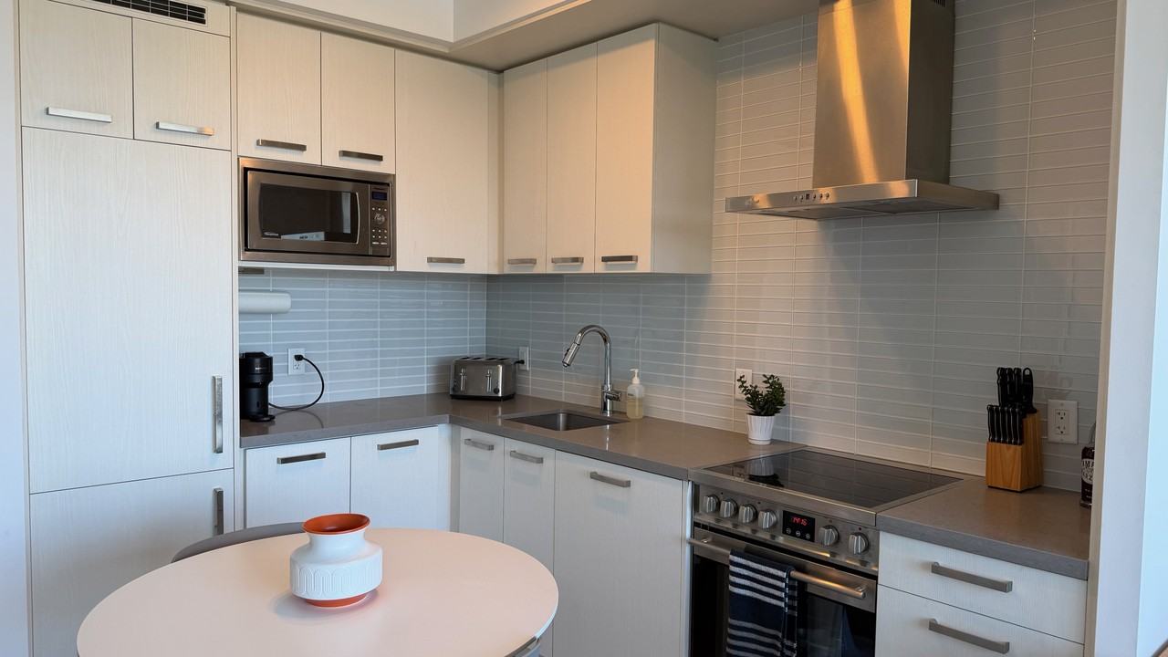 120 Bayview Ave - Photo 3 of 21