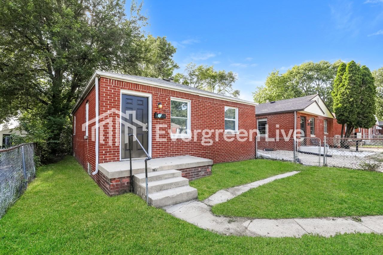 222 S Gladstone Ave - Photo 2 of 15