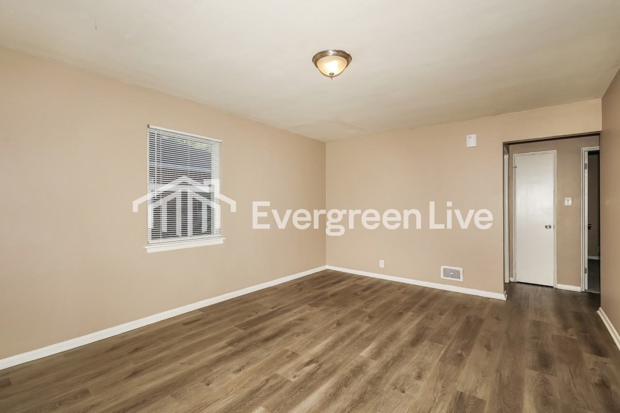 222 S Gladstone Ave - Photo 3 of 15