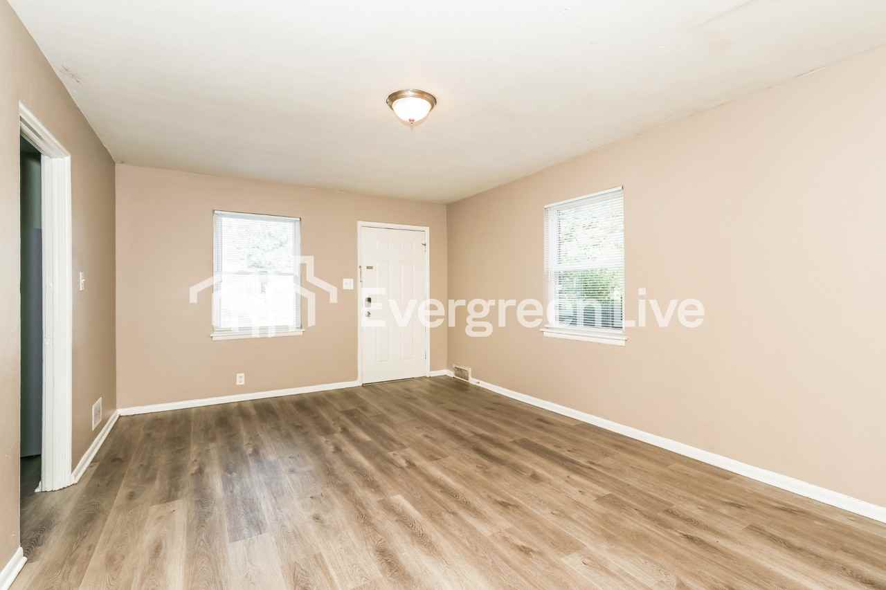 222 S Gladstone Ave - Photo 4 of 15