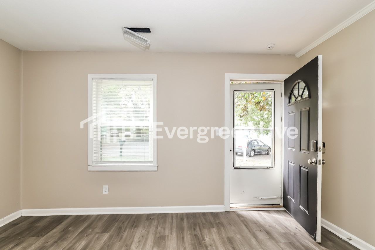 107 Camden Cir - Photo 3 of 15