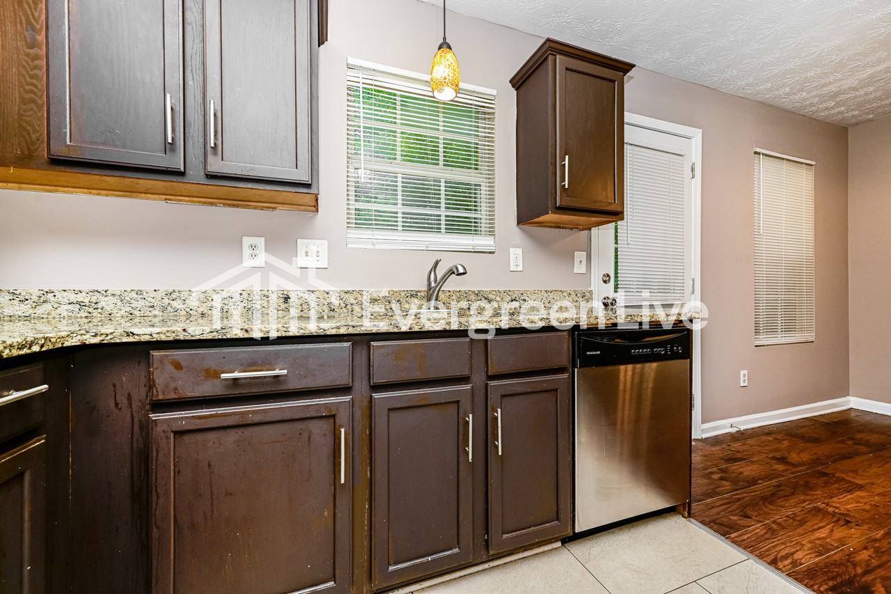 2053 Oak Terrace Dr Se - Photo 6 of 15