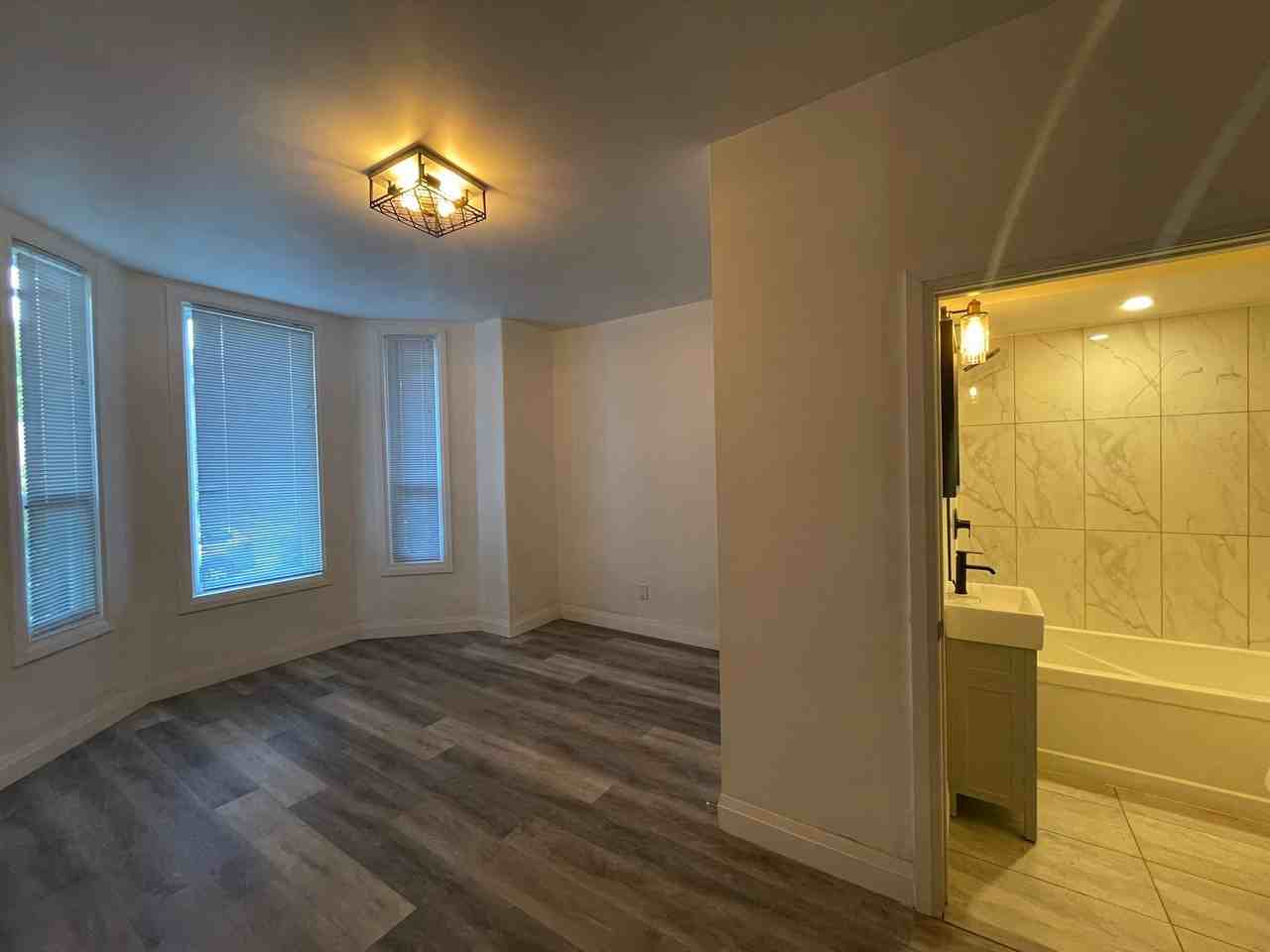 233 Victoria Ave N - Photo 2 of 7