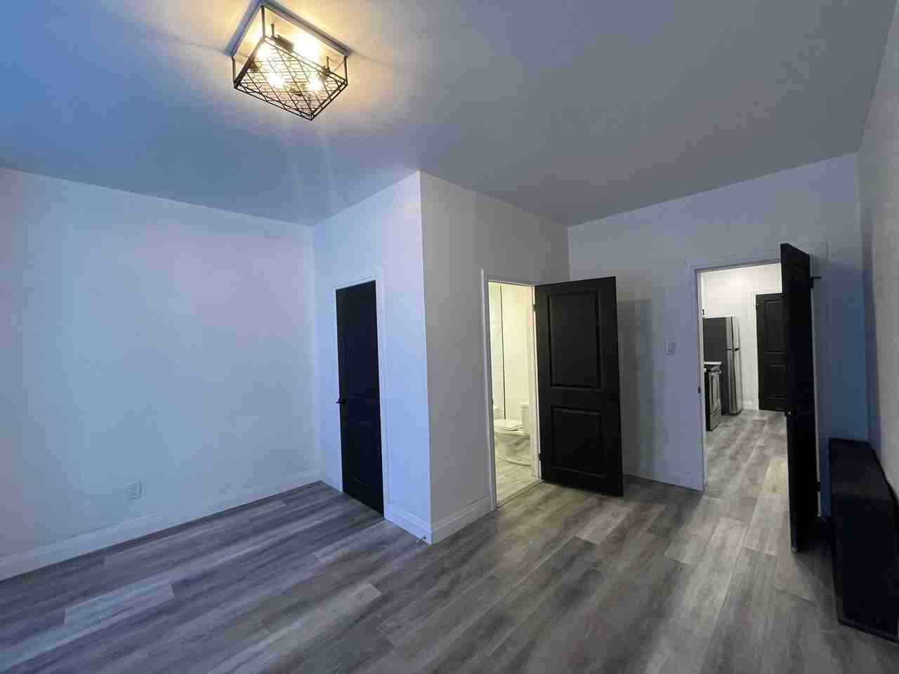 233 Victoria Ave N - Photo 4 of 7