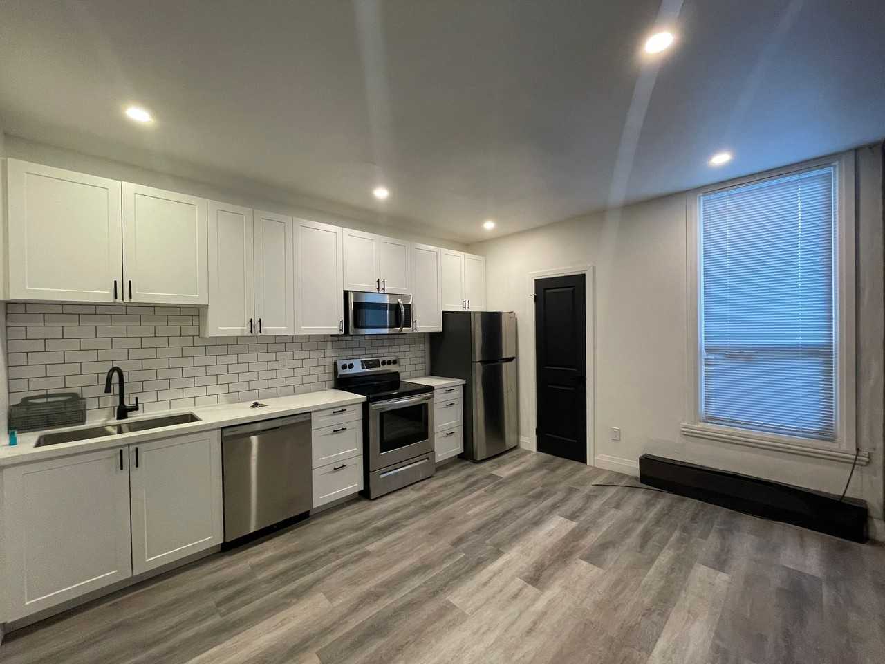 233 Victoria Ave N - Photo 6 of 7
