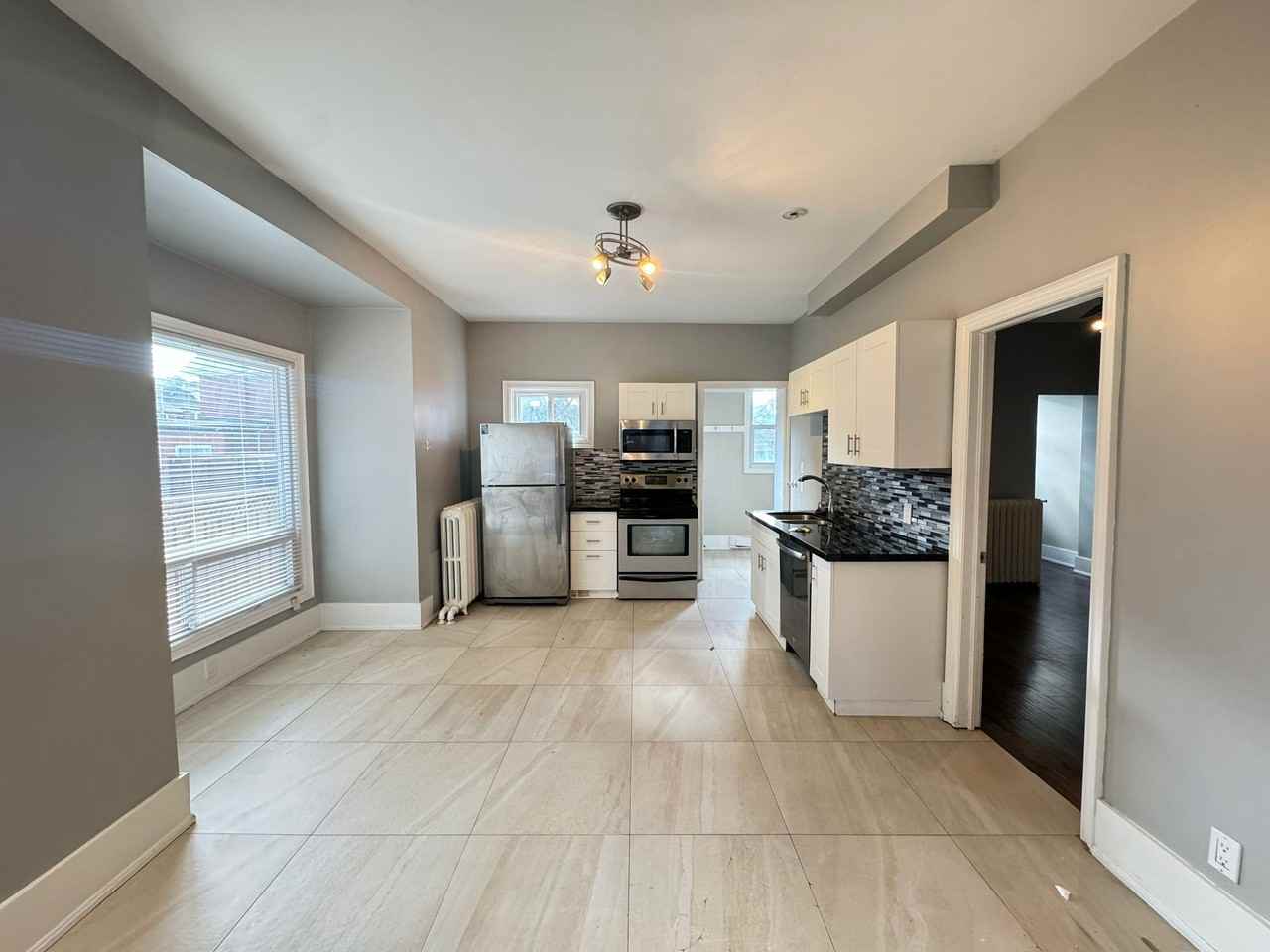 974 King st east - Photo 2 of 14