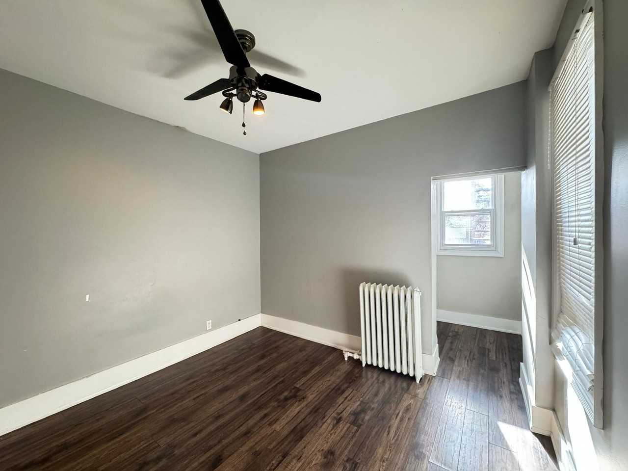 974 King st east - Photo 3 of 14