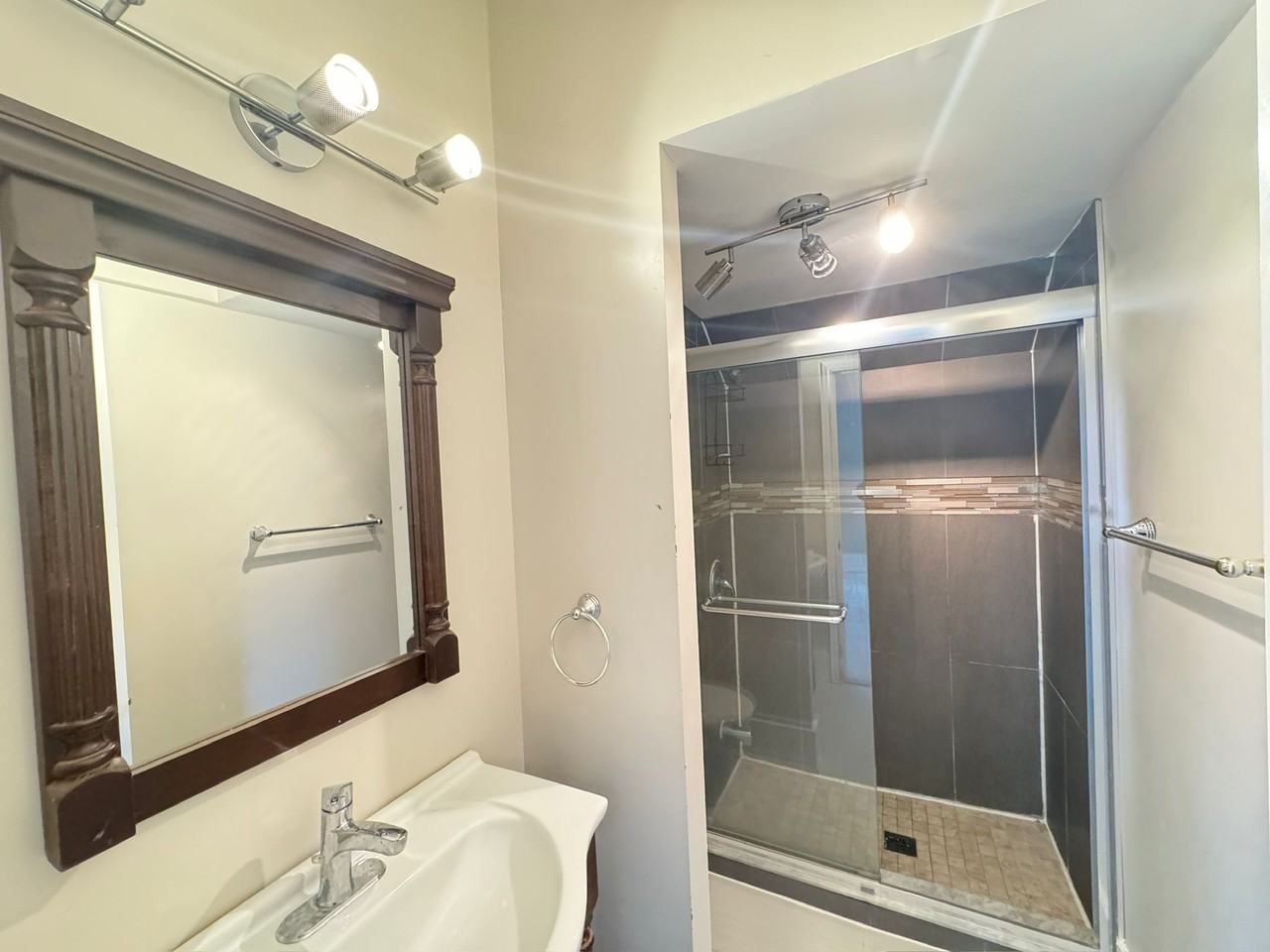 974 King st east - Photo 7 of 14