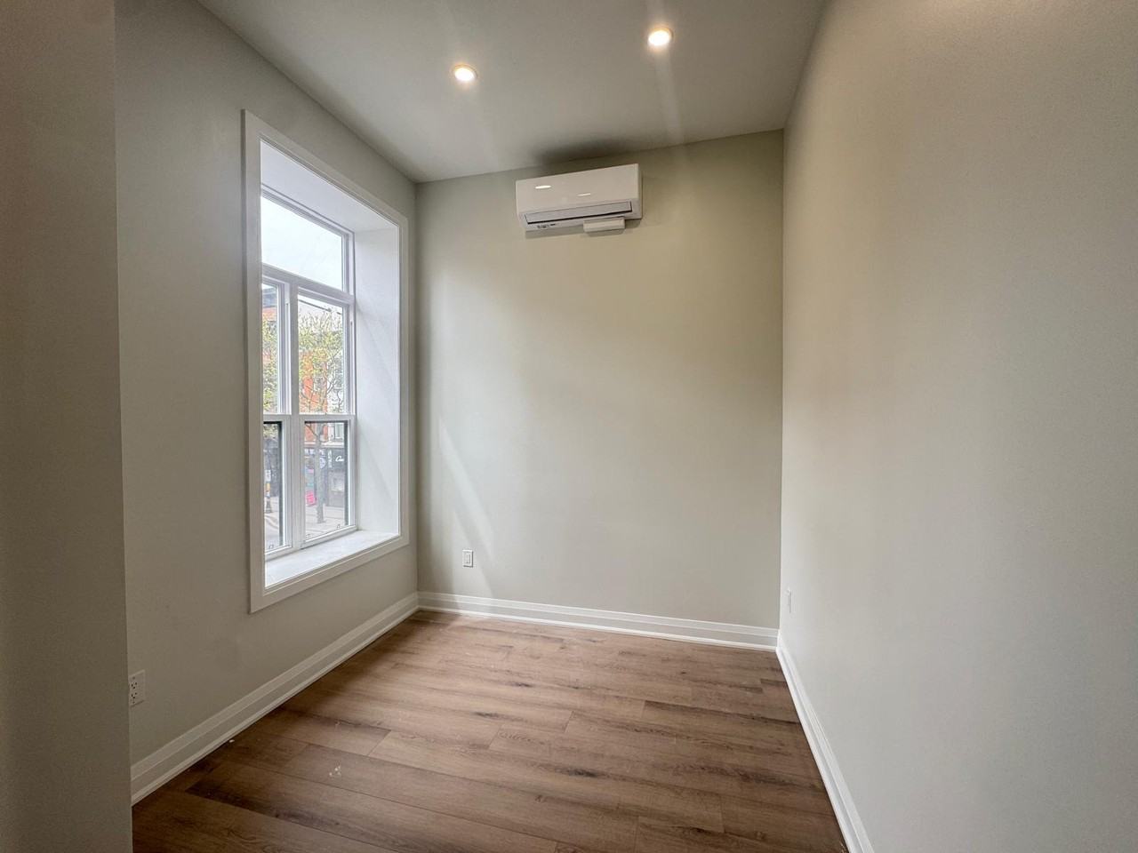 208 KING ST E - Photo 7 of 27