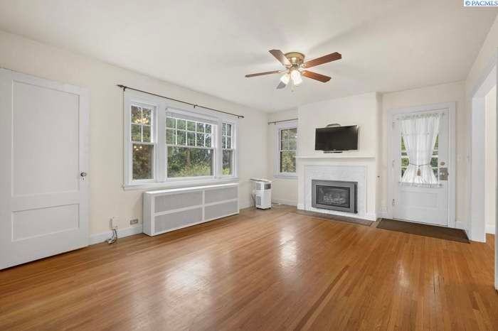 255 Se Pioneer St - Photo 2 of 12