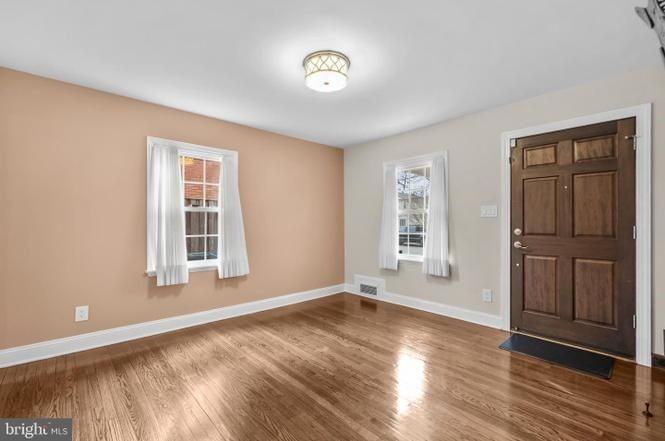 311 S Wayne St - Photo 3 of 29