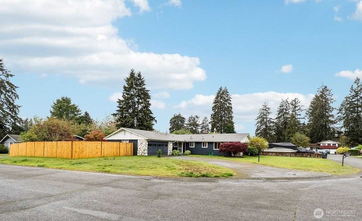6202 84th St Sw - Photo 3 of 28