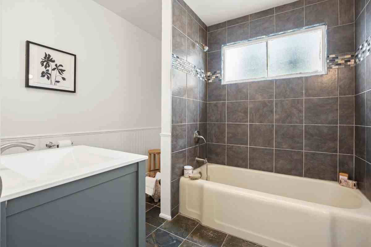 61 Windsor Dr - Photo 6 of 20