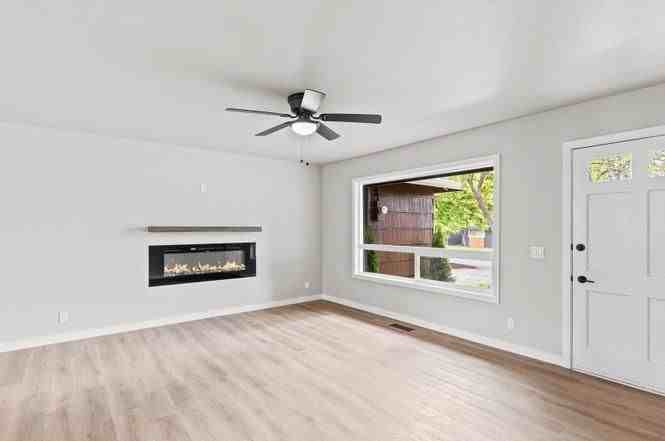 418 S 190th St - Photo 2 of 14