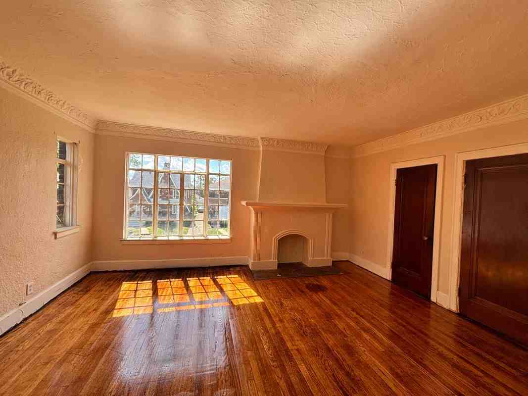 17606 Roselawn St - Photo 2 of 13