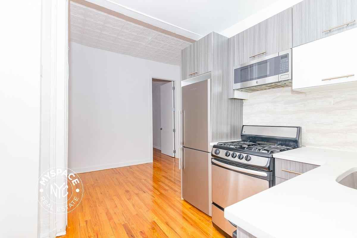 33 Montrose Ave #3L - Photo 2 of 8