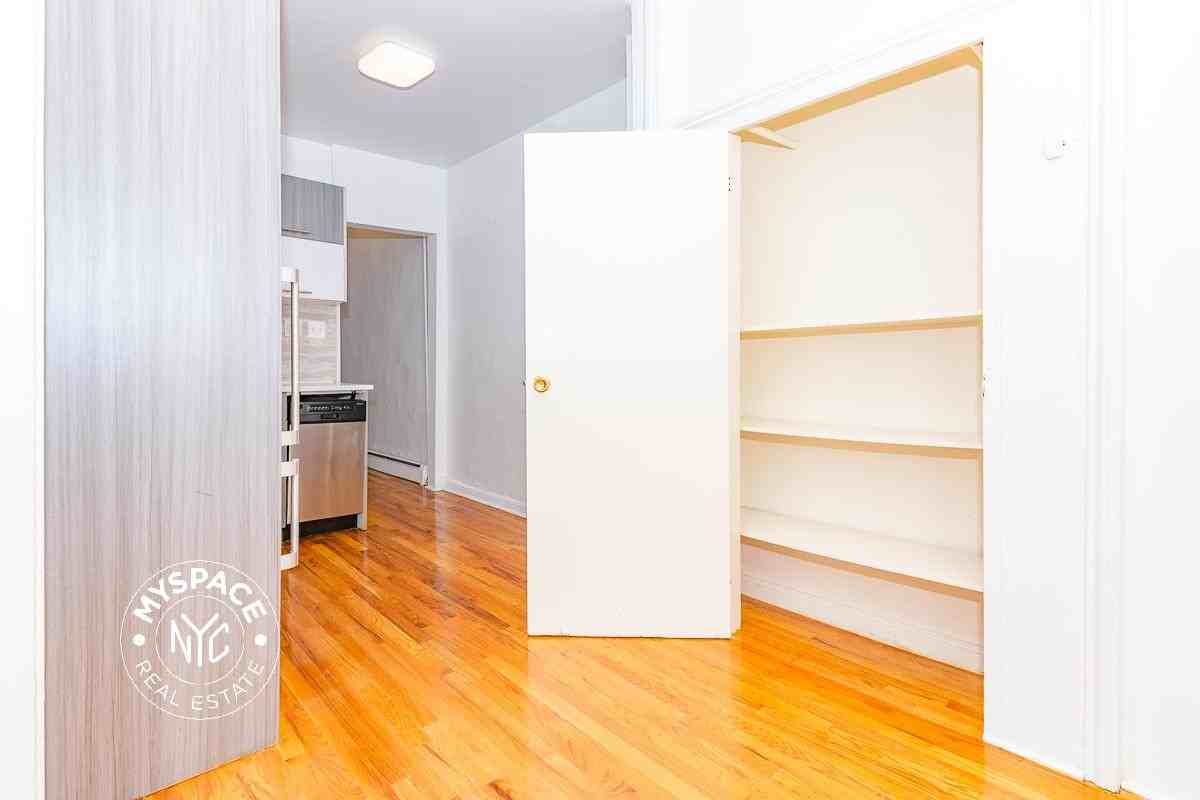 33 Montrose Ave #3L - Photo 3 of 8
