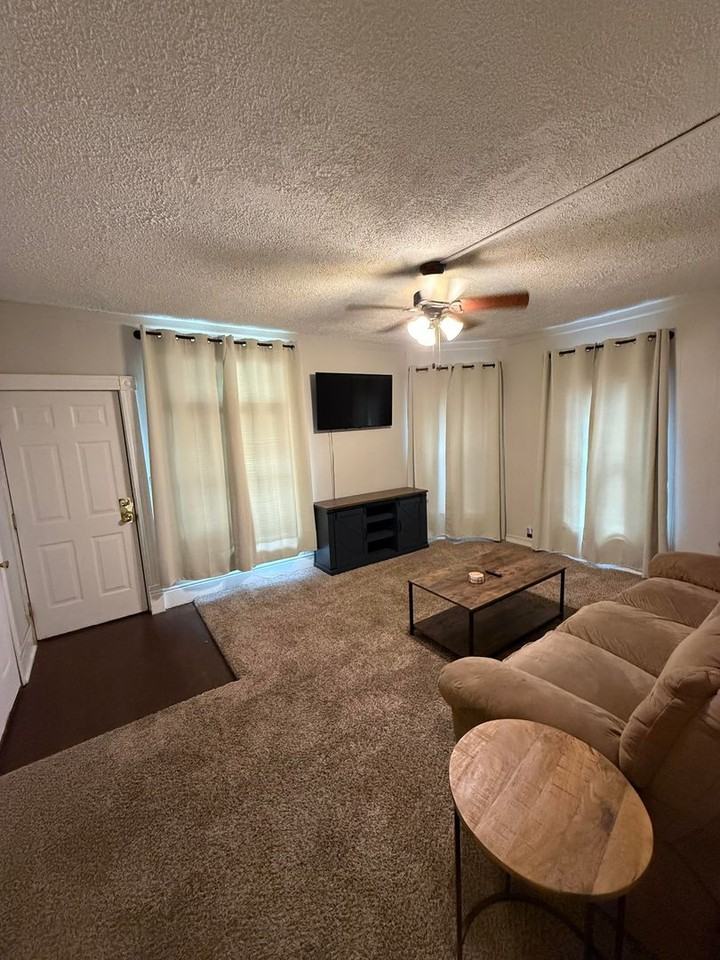 1002 N Center St - Photo 3 of 15
