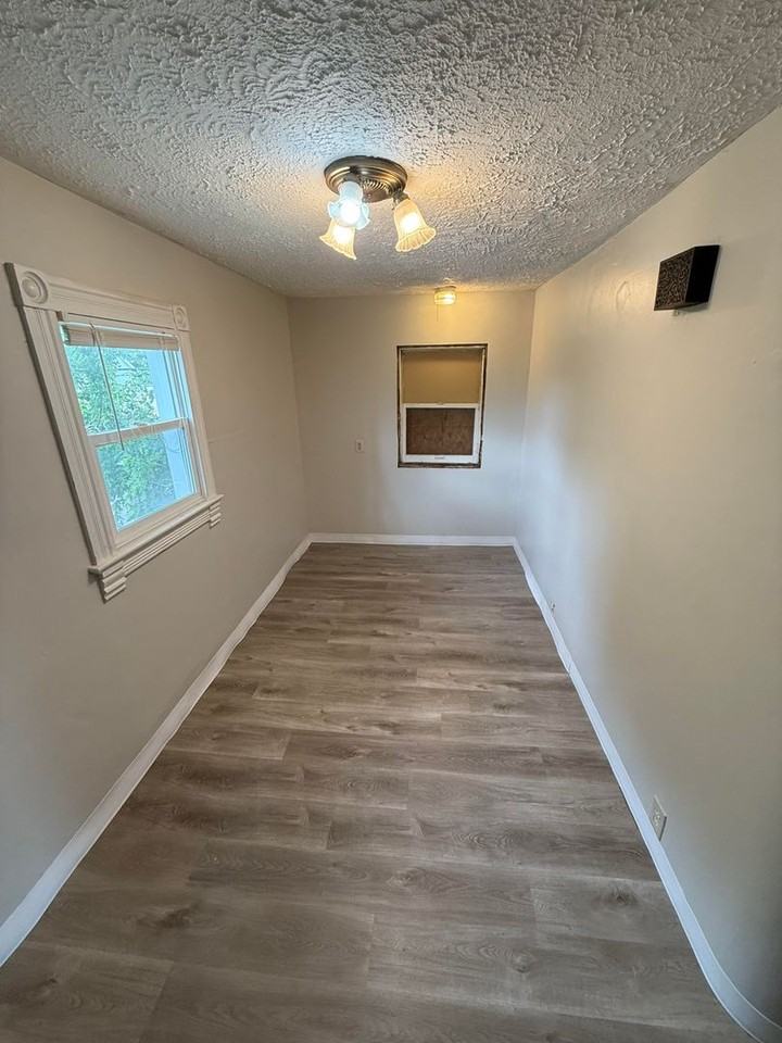 1002 N Center St - Photo 4 of 15