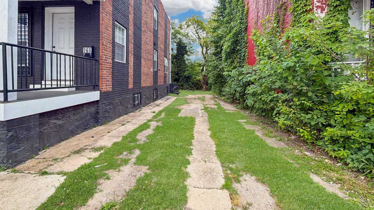 265 S Hilton St - Photo 3 of 24