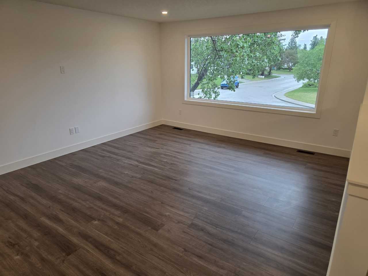 908 Canford Cres Sw - Photo 3 of 31