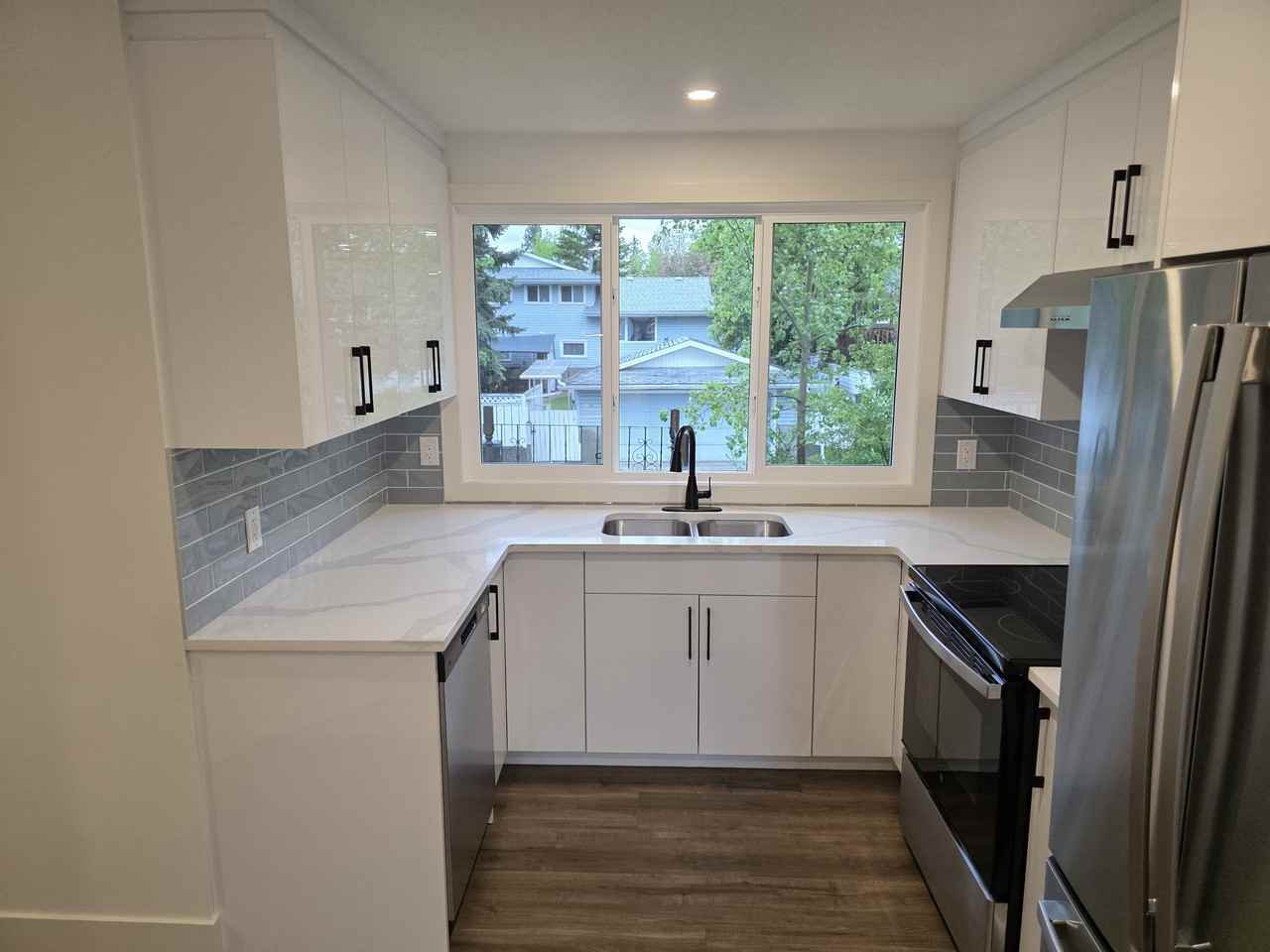 908 Canford Cres Sw - Photo 7 of 31