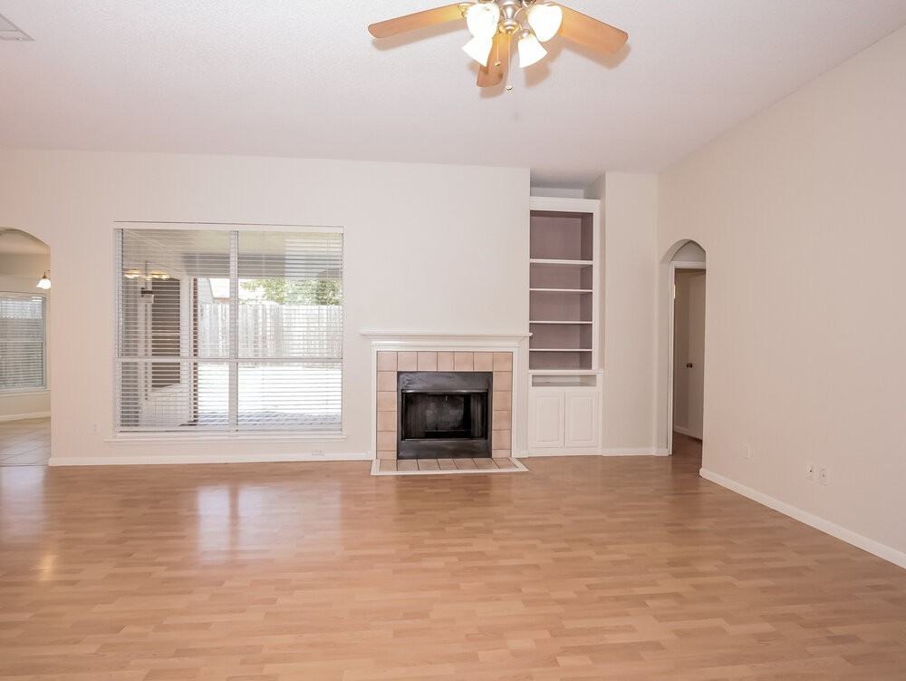 925 Comiskey Ct - Photo 2 of 12