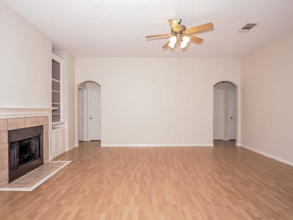 925 Comiskey Ct - Photo 3 of 12