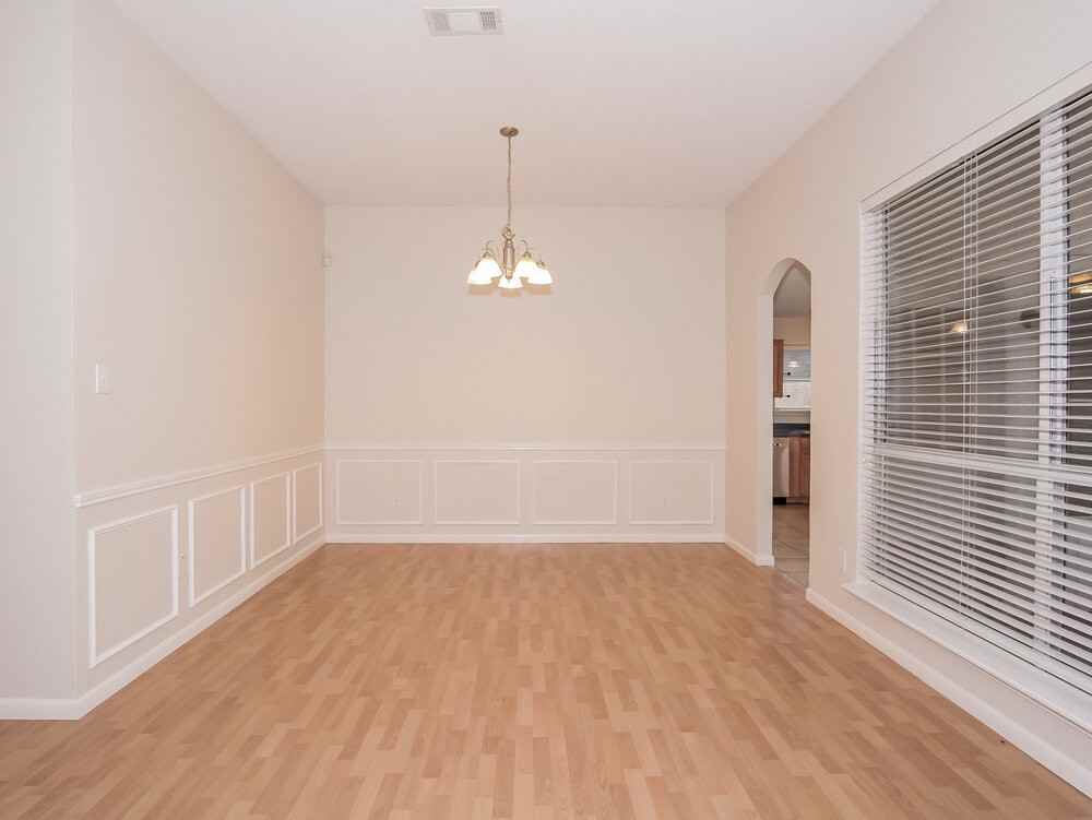 925 Comiskey Ct - Photo 4 of 12