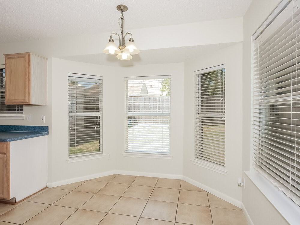 925 Comiskey Ct - Photo 5 of 12