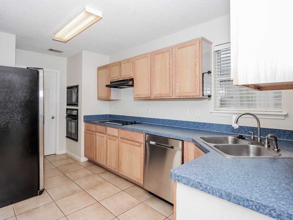 925 Comiskey Ct - Photo 6 of 12