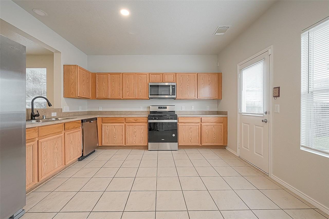 23814 Single Oak St - Photo 3 of 7