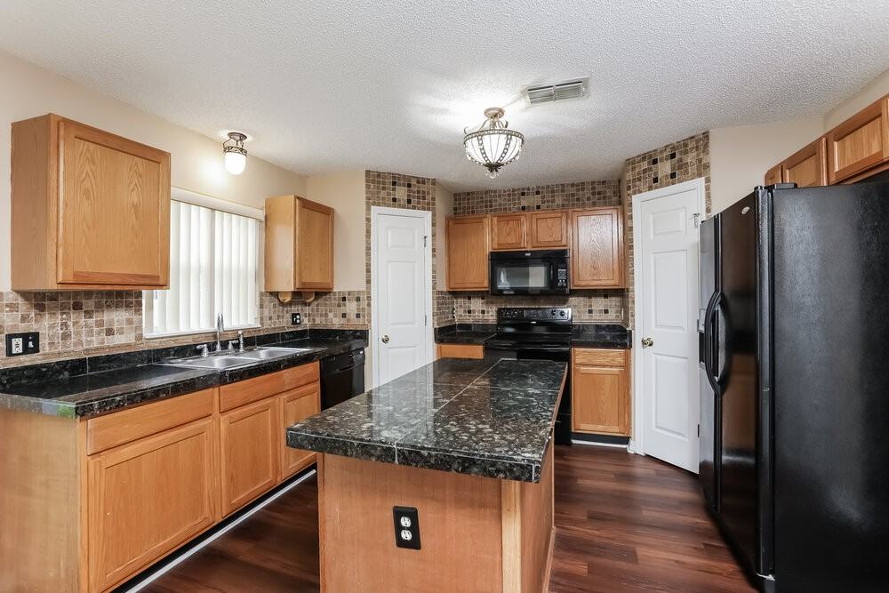 1762 Hillandale Ave - Photo 5 of 17