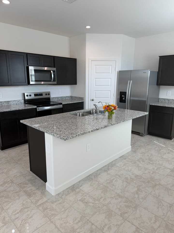2104 W Sylvan Ave - Photo 2 of 17