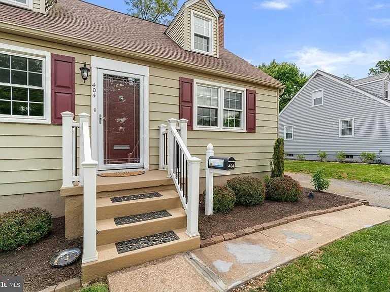 404 Forest Ln - Photo 2 of 19