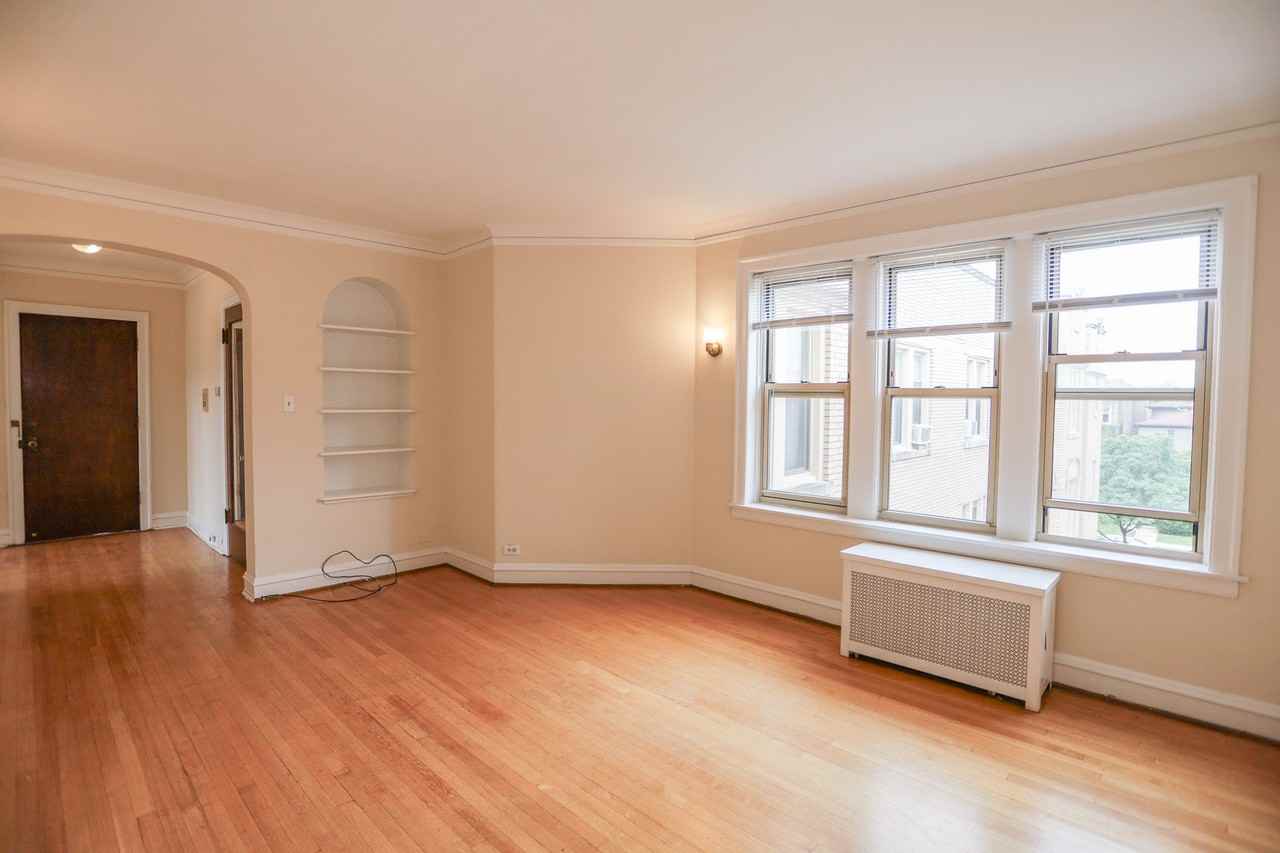 7447 N Claremont Ave #2 - Photo 2 of 8