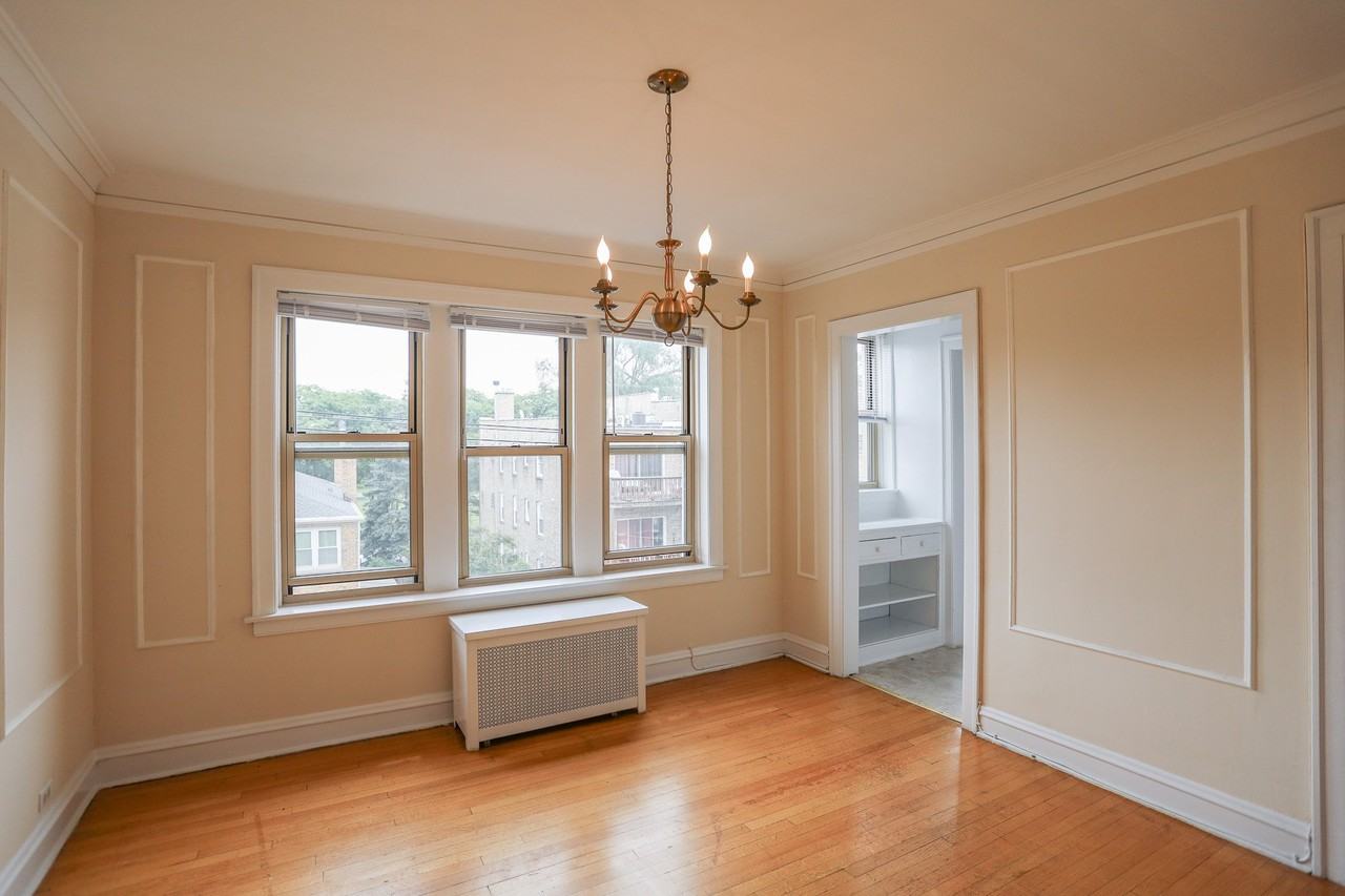 7447 N Claremont Ave #2 - Photo 3 of 8