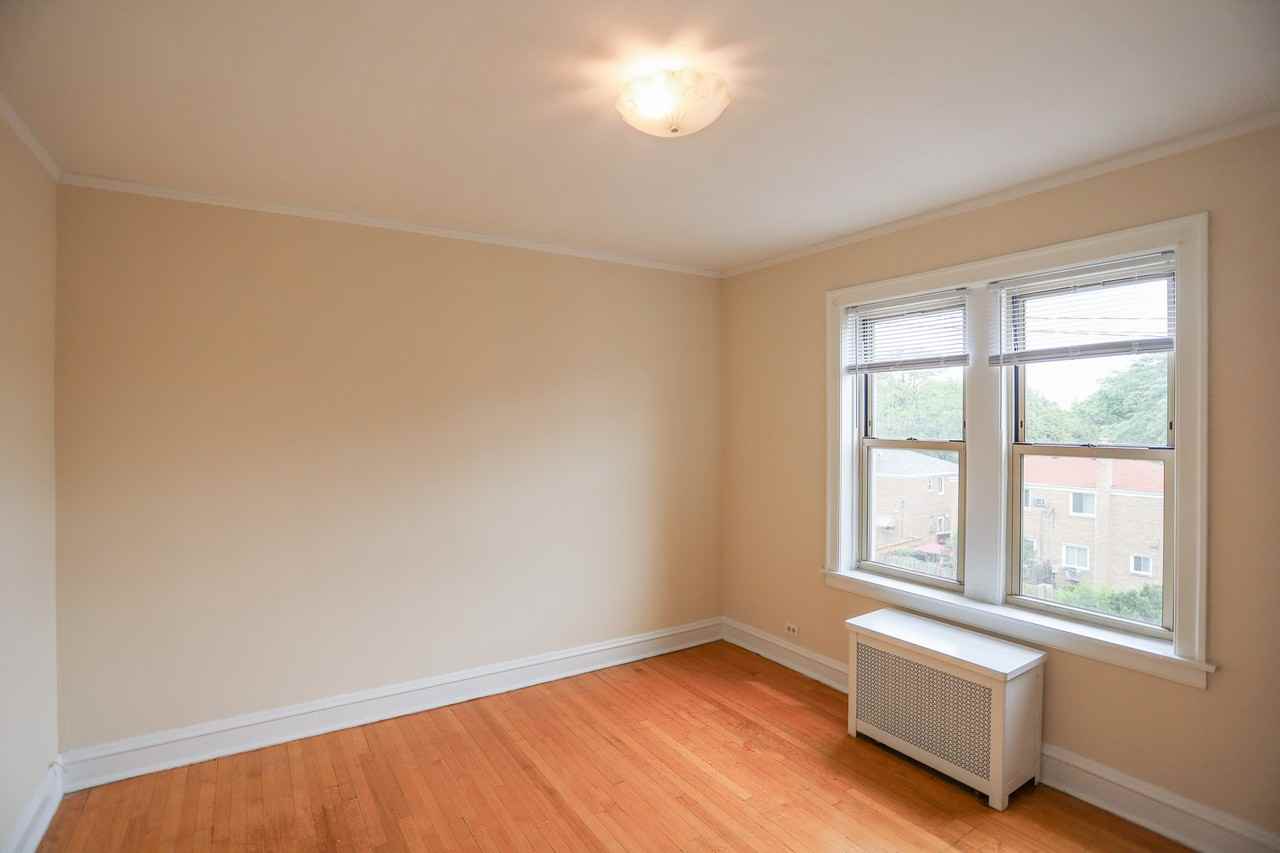 7447 N Claremont Ave #2 - Photo 7 of 8