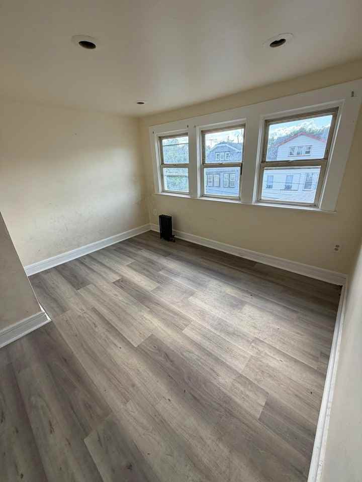 180 Columbia Ave - Photo 2 of 3