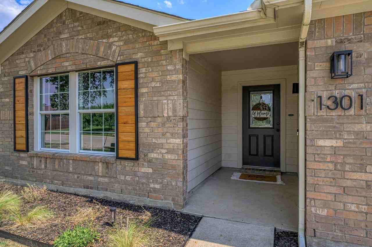 1301 Oak Hollow Ln - Photo 2 of 16