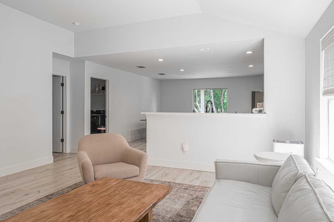 1301 Oak Hollow Ln - Photo 4 of 16