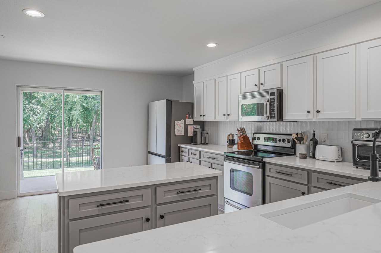 1301 Oak Hollow Ln - Photo 5 of 16