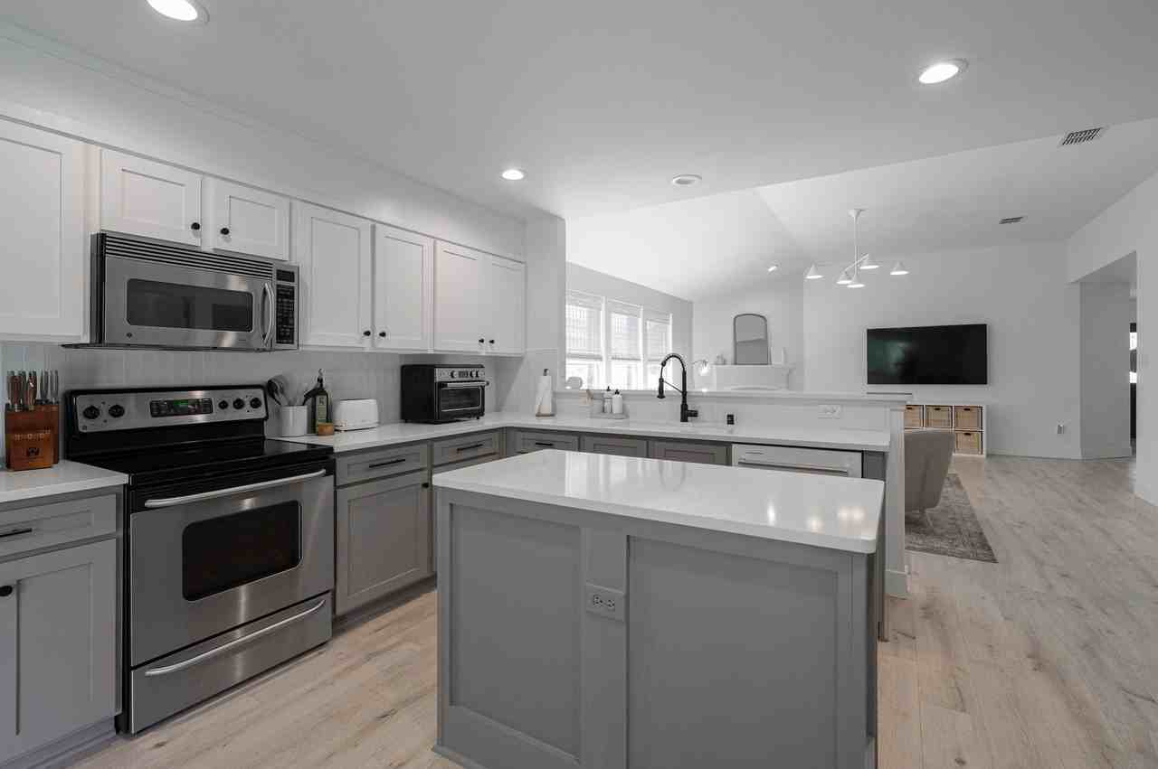 1301 Oak Hollow Ln - Photo 6 of 16